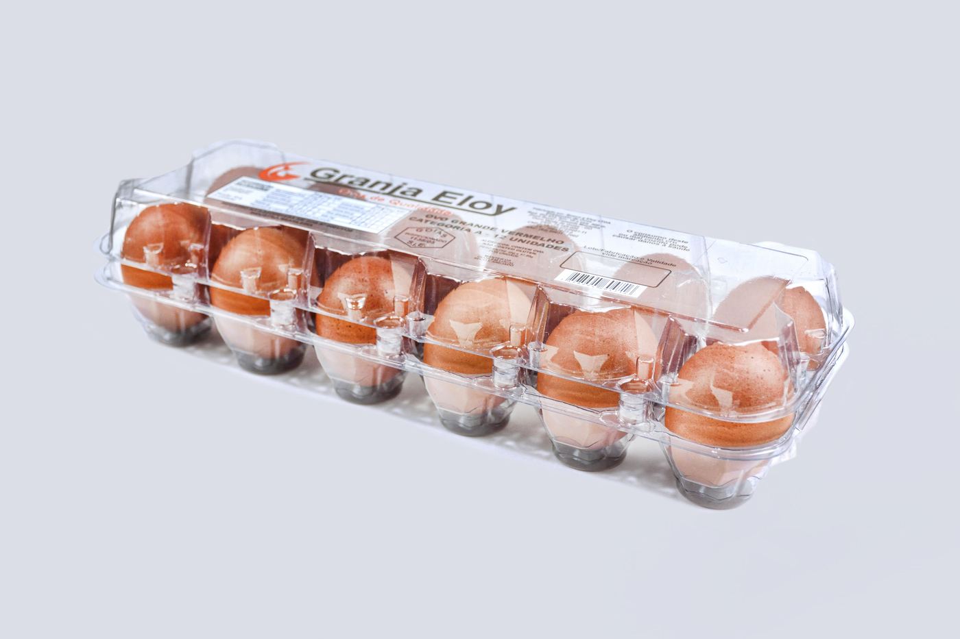 Pacote fechado com 12 ovos vermelhos